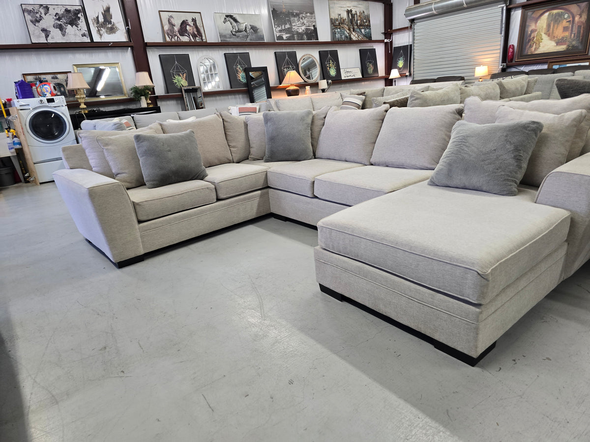 Living Spaces Large U-Shaped Sectional Couch - D114