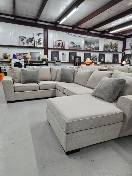Living Spaces Large U-Shaped Sectional Couch - D114