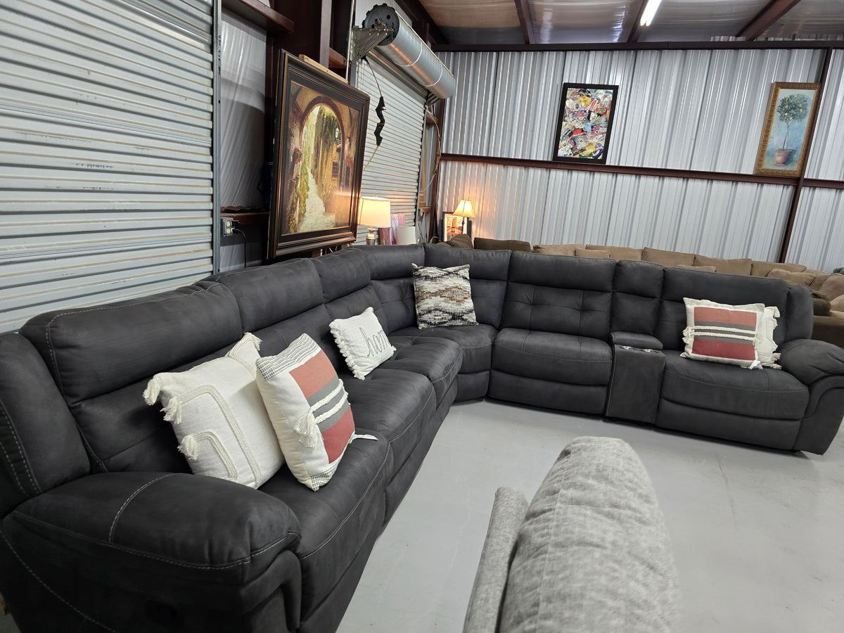 7-Piece Reclining Gray Sectional Couch with 2 Manual Recliners - D119