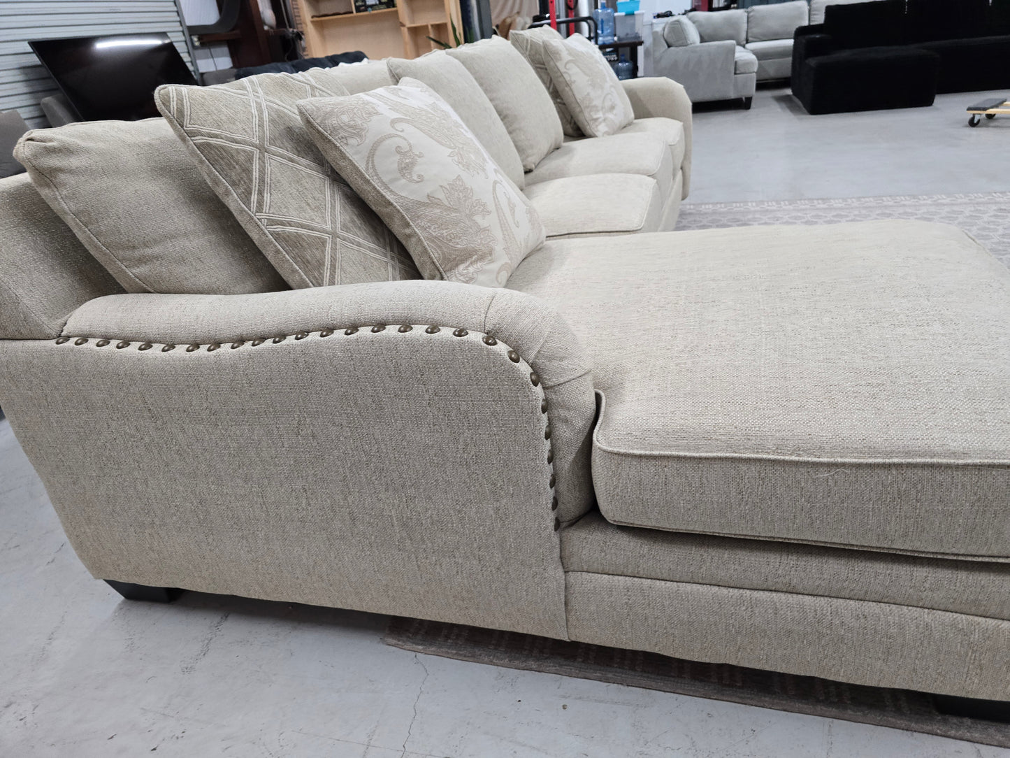 L-shaped Beige Sectional Couch with lounge 🚛 FAST SAME DAY DELIVERY AVAILABLE! 🚚