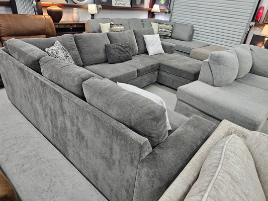 U-Shaped Gray Sectional Couch with Reversible Chaise Lounge - D30