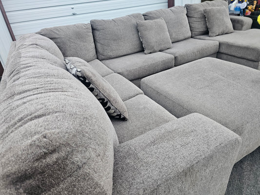 Gray U-Shaped Sectional Couch with Ottoman – Ashley Furniture - D41