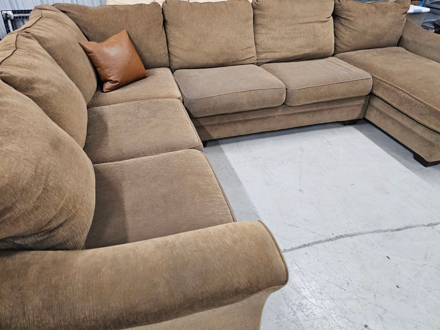 U-Shaped Sectional Couch - D58