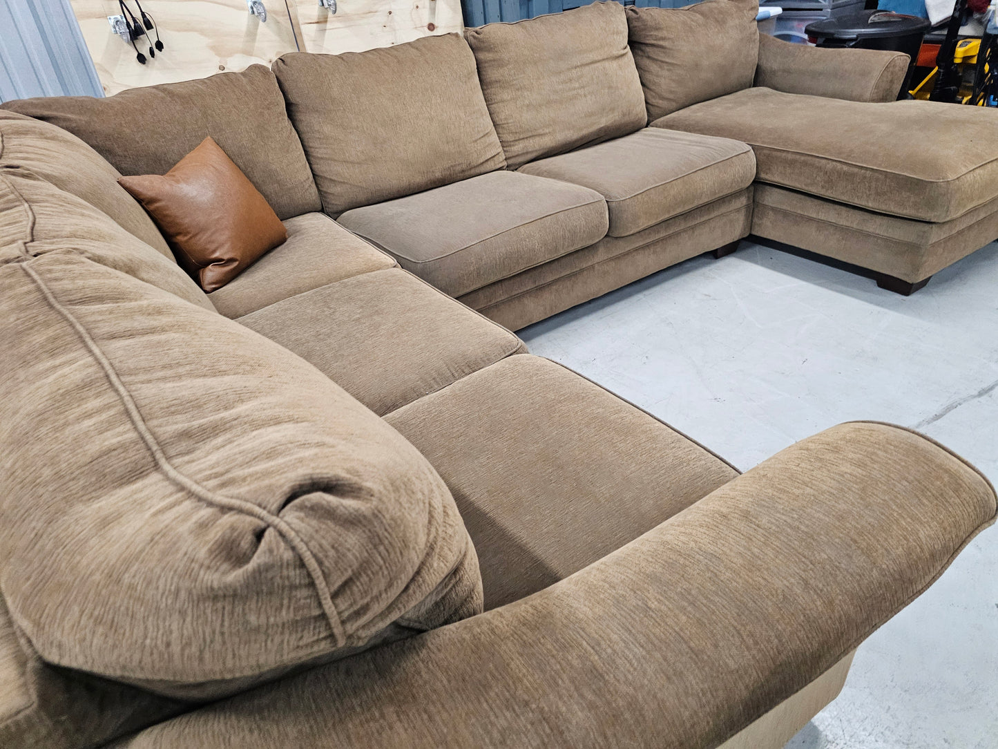 U-Shaped Sectional Couch - D58
