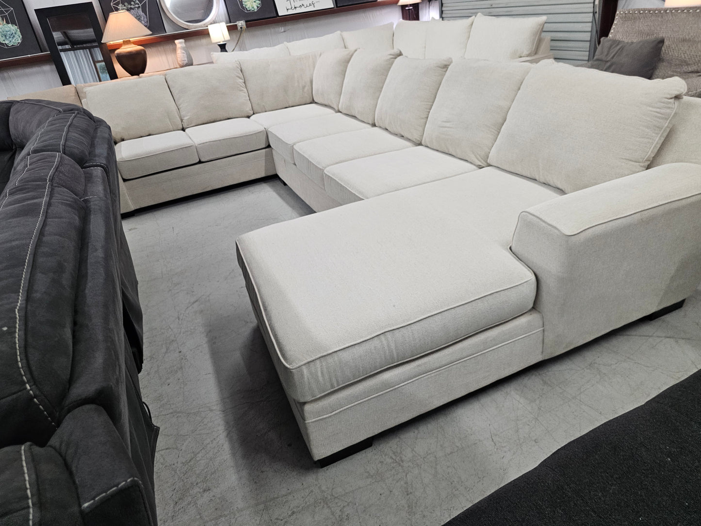 Oversized Light Beige U-Shaped Sectional with Chaise Lounge – Rooms To Go - D50
