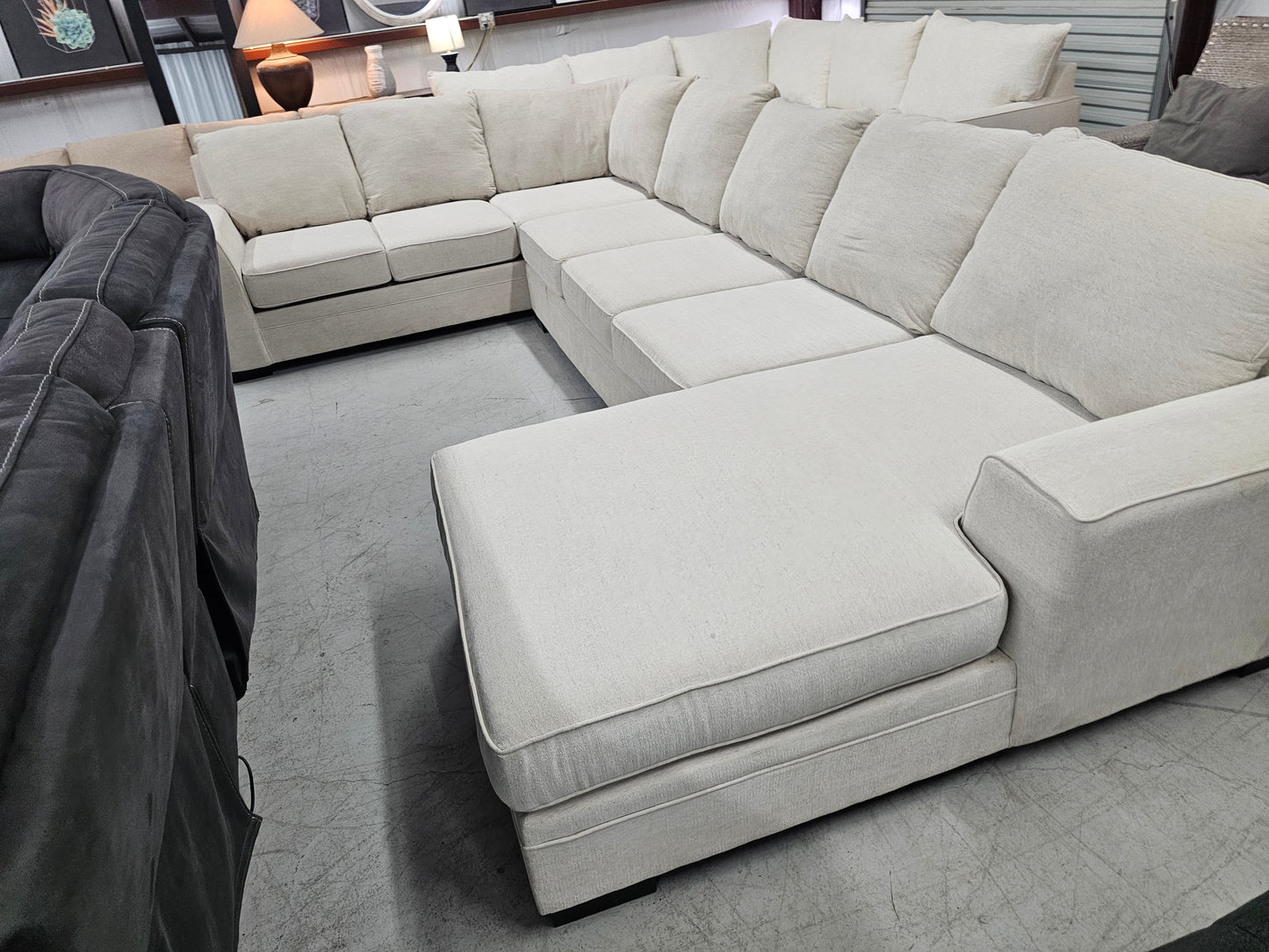 Oversized Light Beige U-Shaped Sectional with Chaise Lounge – Rooms To Go - D50