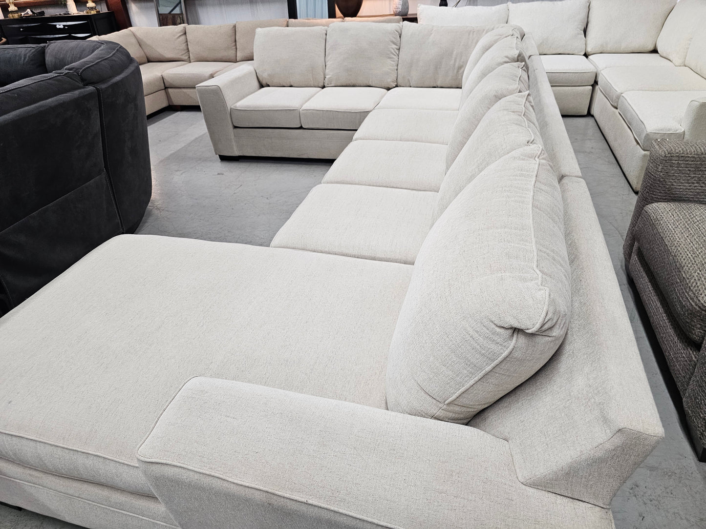 Oversized Light Beige U-Shaped Sectional with Chaise Lounge – Rooms To Go - D50