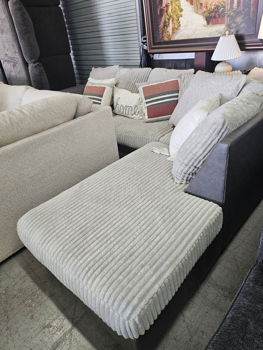 Gray 2PC Sectional Couch with RAF Chaise Lounge - D39