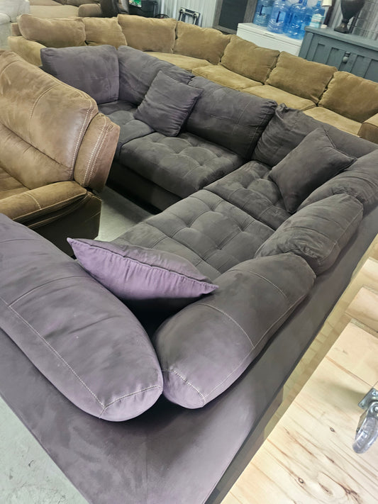 Gray L-Shaped Sectional Couch by Rooms To Go - D73