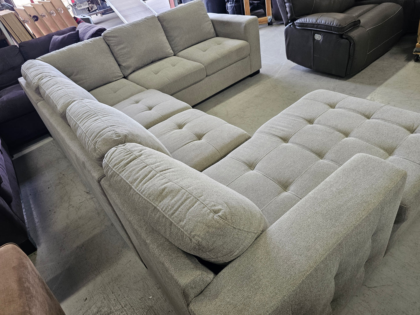 Light Gray U-Shaped Sleeper Sectional with Storage Chaise - D81