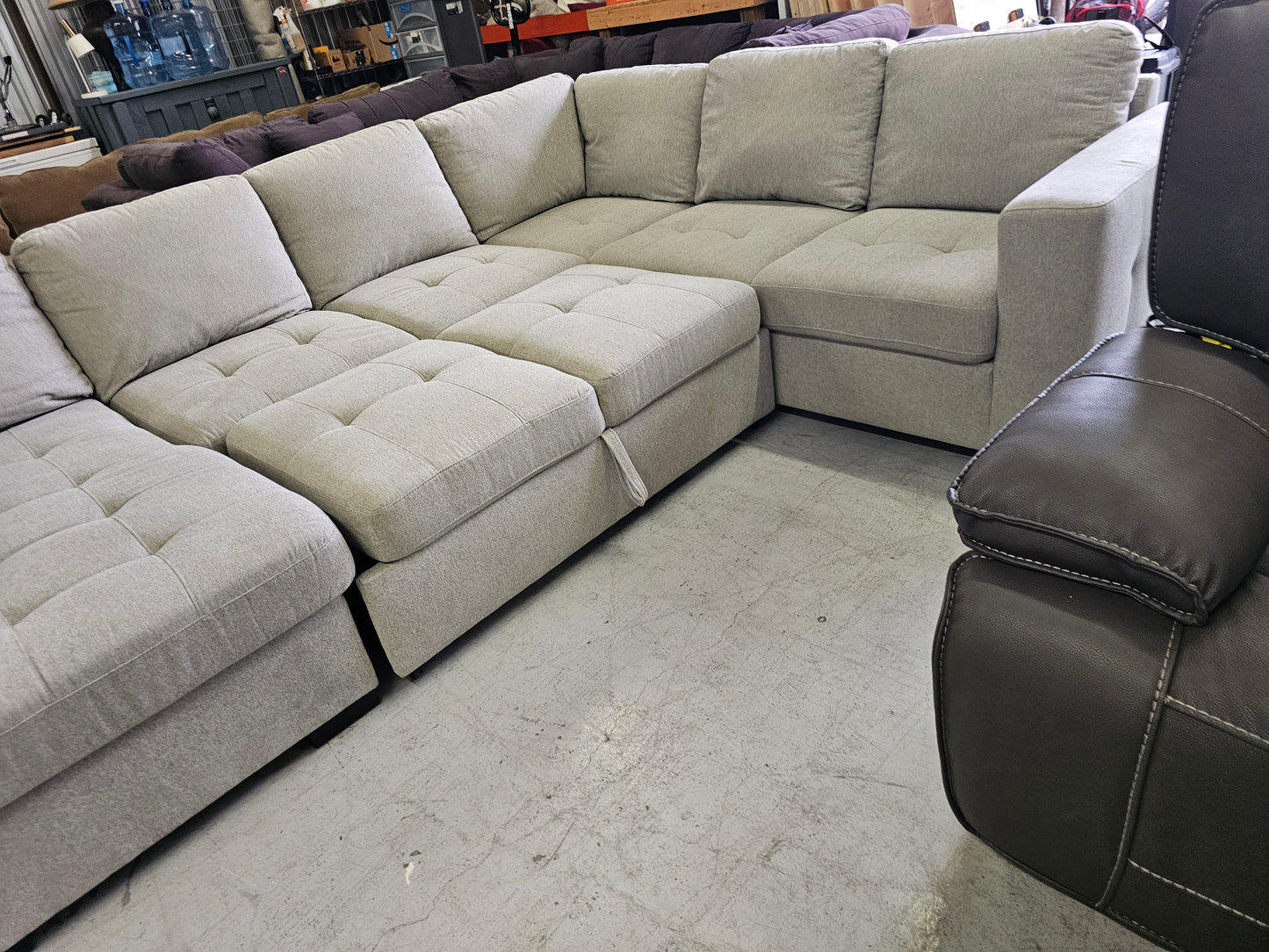 Light Gray U-Shaped Sleeper Sectional with Storage Chaise - D81