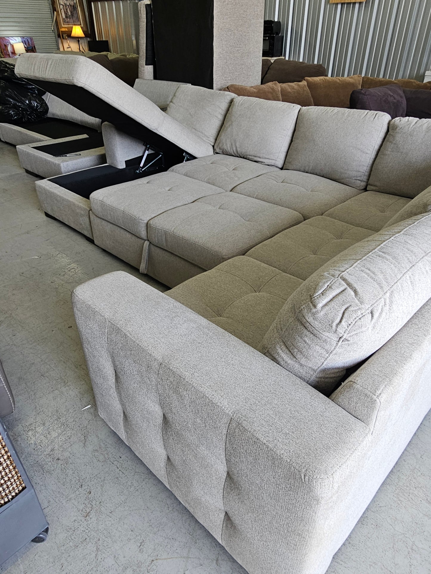 Light Gray U-Shaped Sleeper Sectional with Storage Chaise - D81