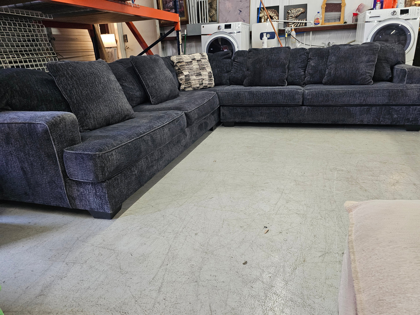 Large Cozy Ashley Furniture Sectional Couch - D83