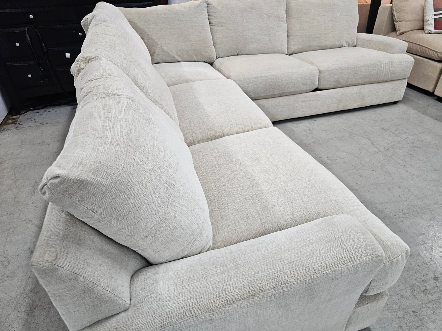 Beautiful Light Beige Sectional Couch | Like-New Condition - D91