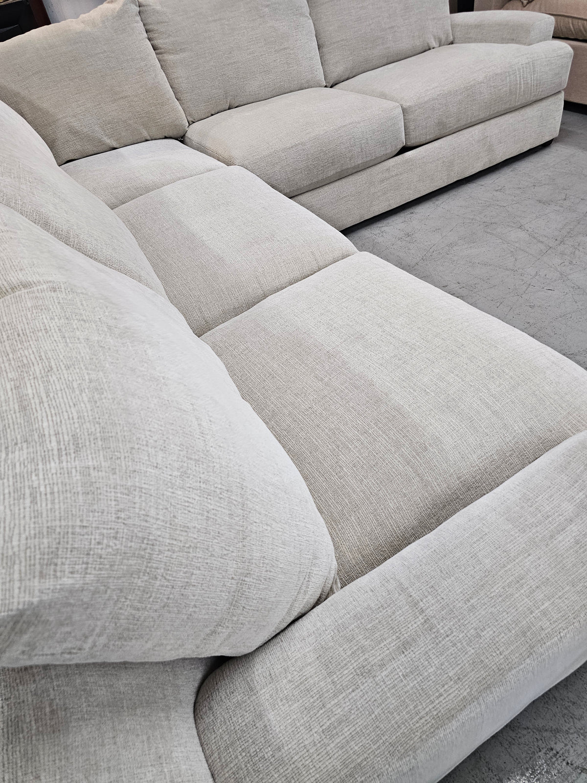 Beautiful Light Beige Sectional Couch | Like-New Condition - D91