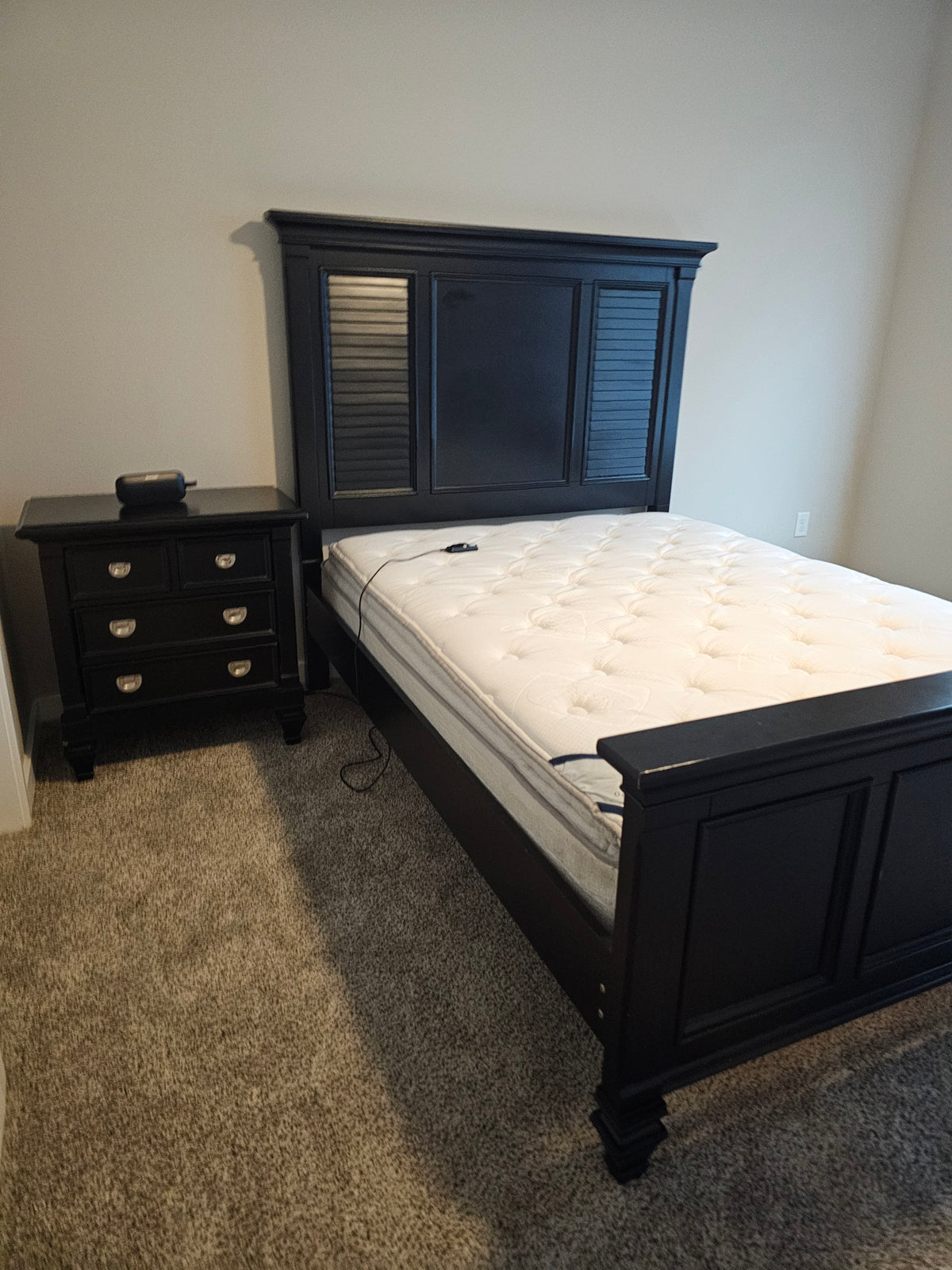 Queen Bed with Remote-Controlled Adjustable Base & Mattress - D98