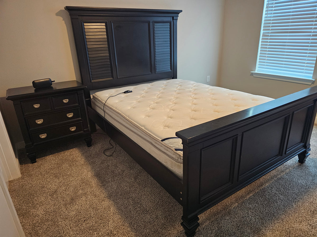 Queen Bed with Remote-Controlled Adjustable Base & Mattress - D98