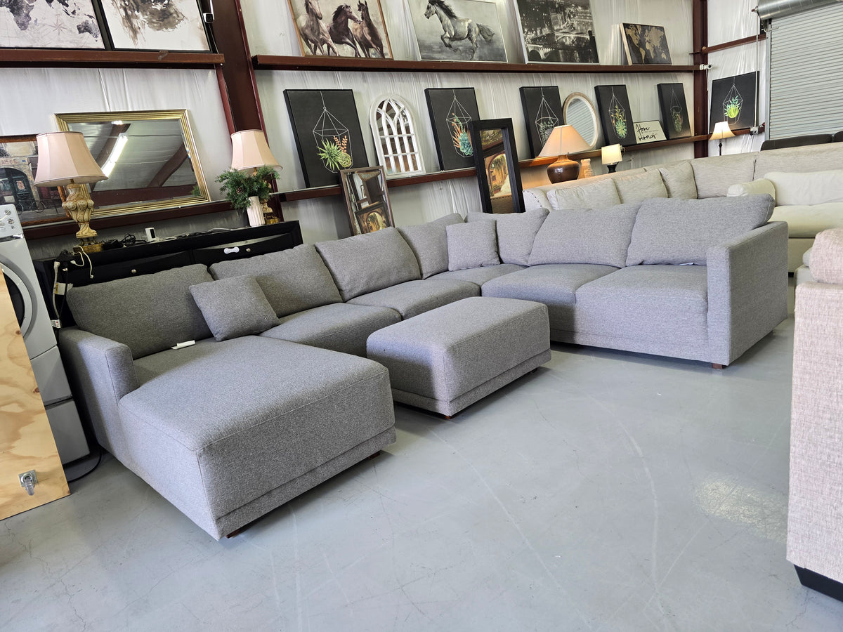 Thomasville Cayson 4-Piece Fabric Sectional with Chaise & Ottoman - D107