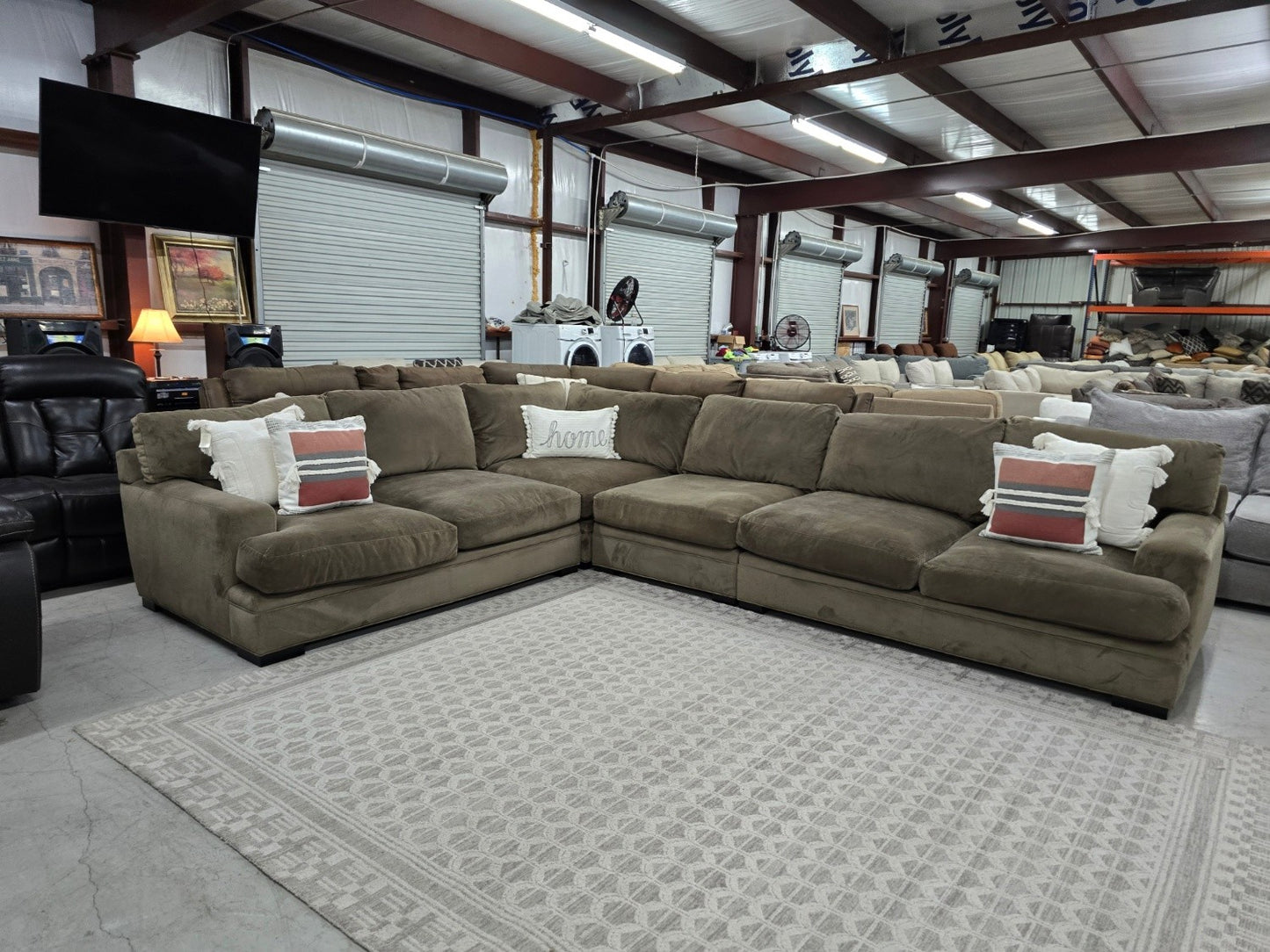 Comfy brown sectional couch with 🚛 FAST SAME DAY DELIVERY! 🚚