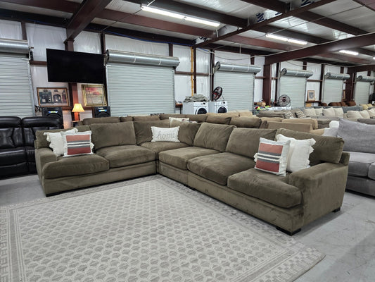 Comfy brown sectional couch with 🚛 FAST SAME DAY DELIVERY! 🚚