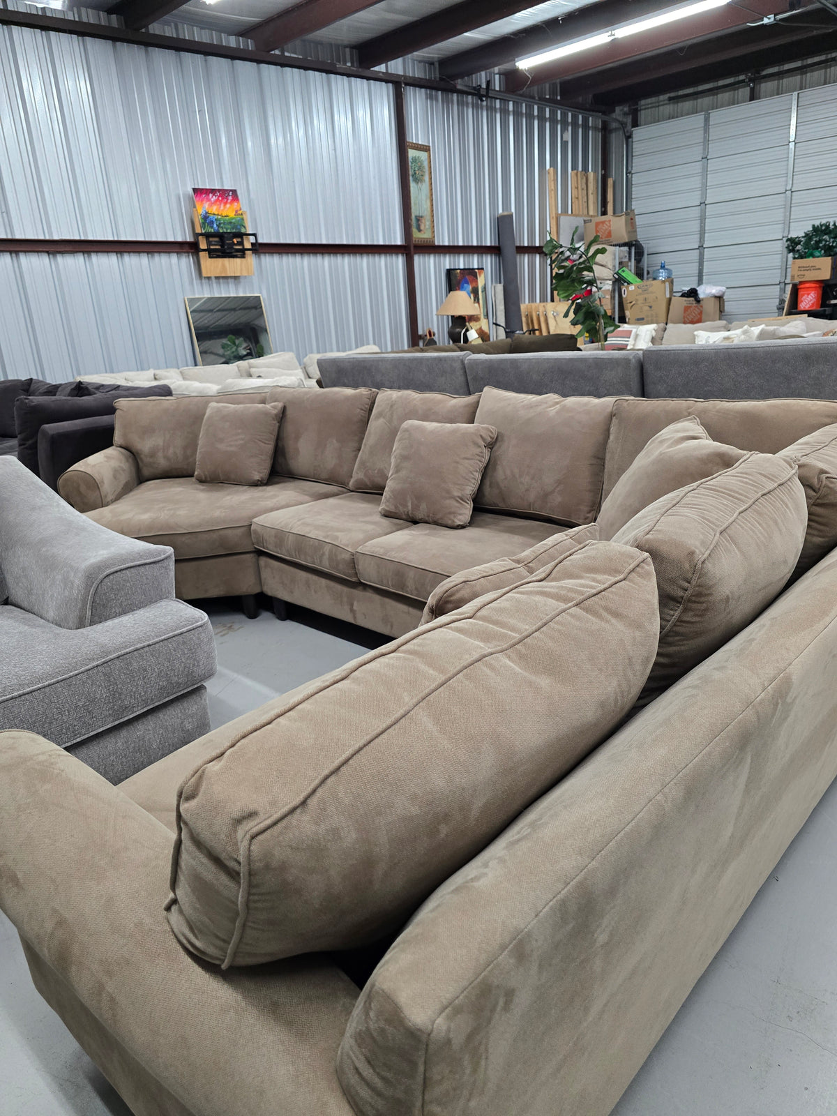 Cozy Havertys Sectional Couch with Cuddler - D105