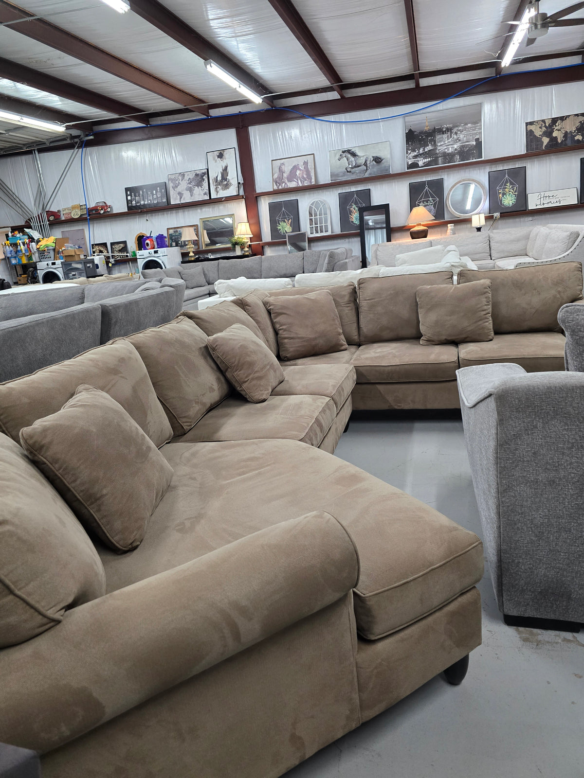 Cozy Havertys Sectional Couch with Cuddler - D105