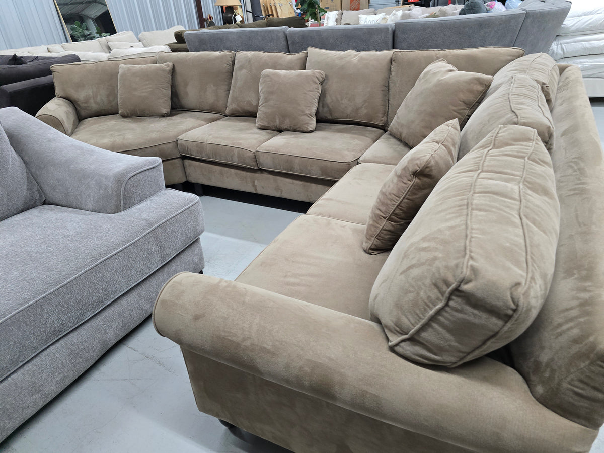 Cozy Havertys Sectional Couch with Cuddler - D105