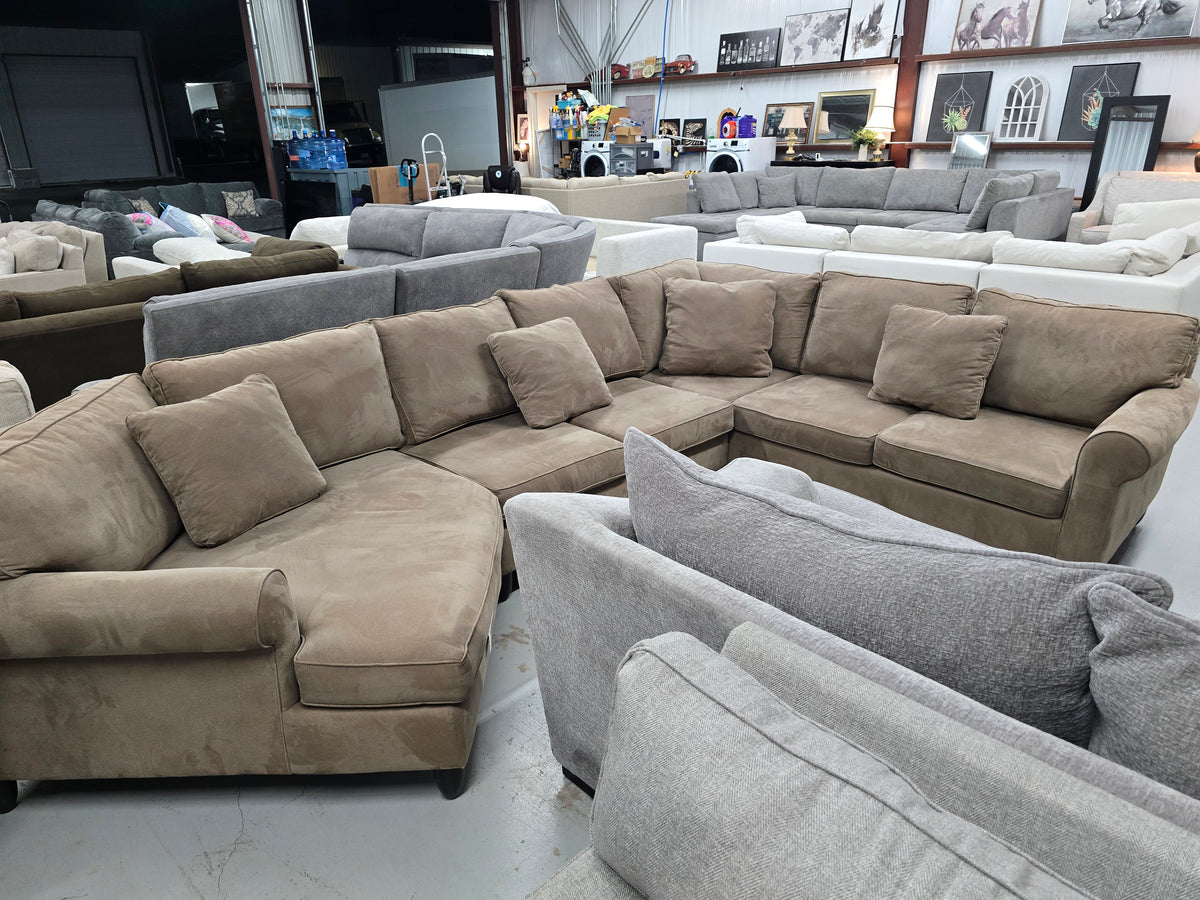 Cozy Havertys Sectional Couch with Cuddler - D105