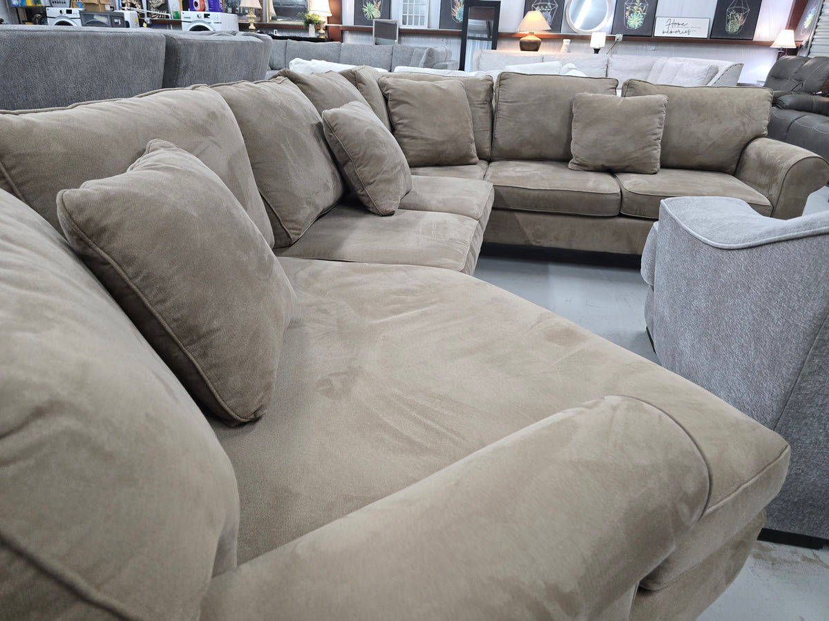 Cozy Havertys Sectional Couch with Cuddler - D105