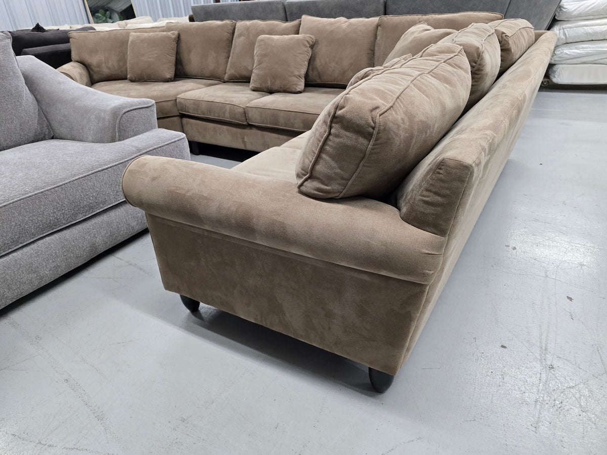 Cozy Havertys Sectional Couch with Cuddler - D105