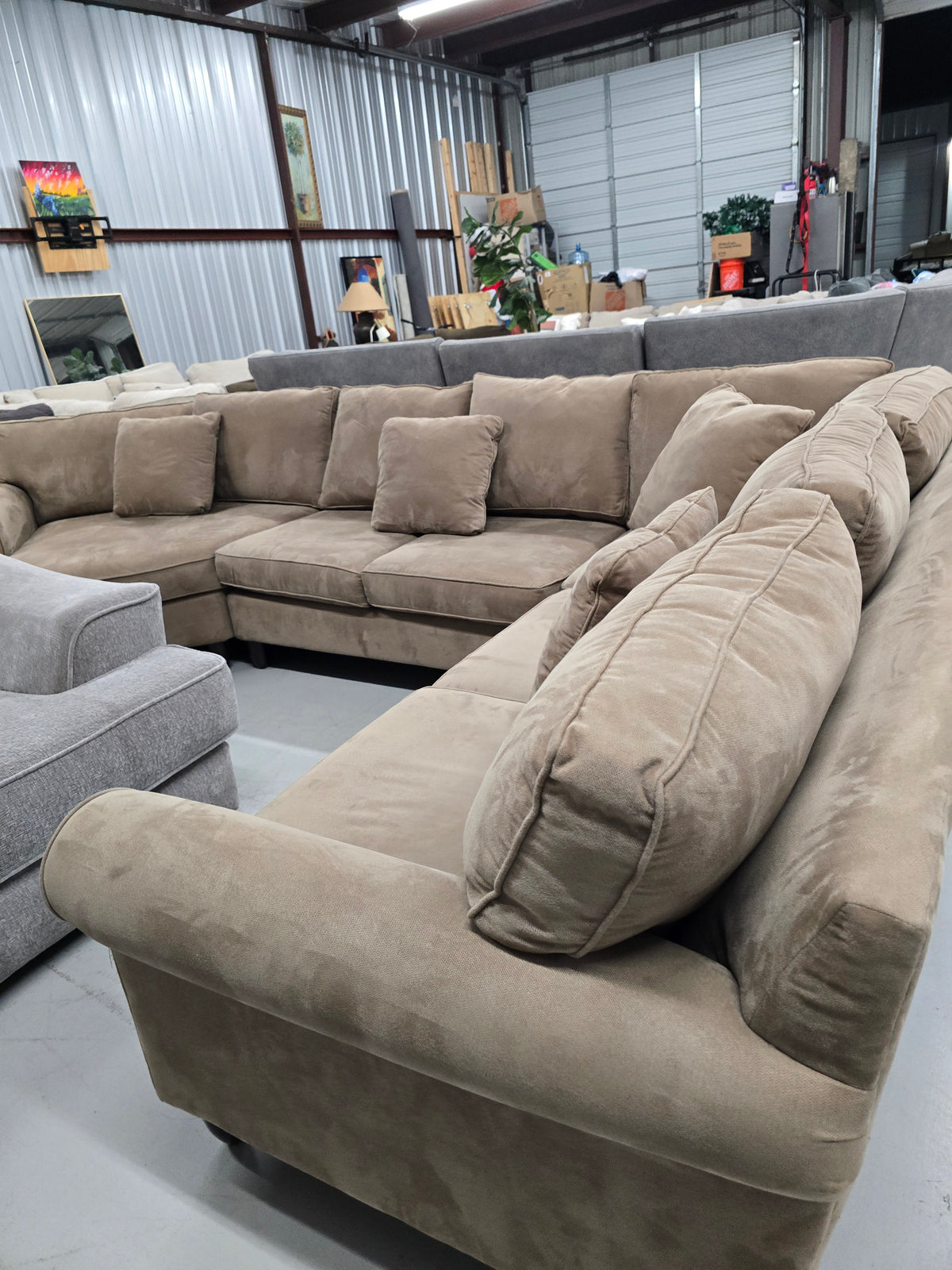 Cozy Havertys Sectional Couch with Cuddler - D105