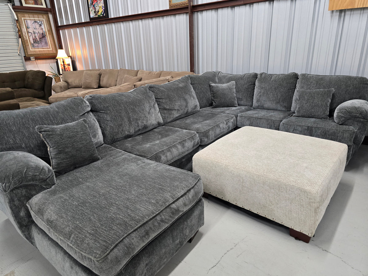 Cozy Gray U-Shaped Sectional Couch with Beige Ottoman - D103
