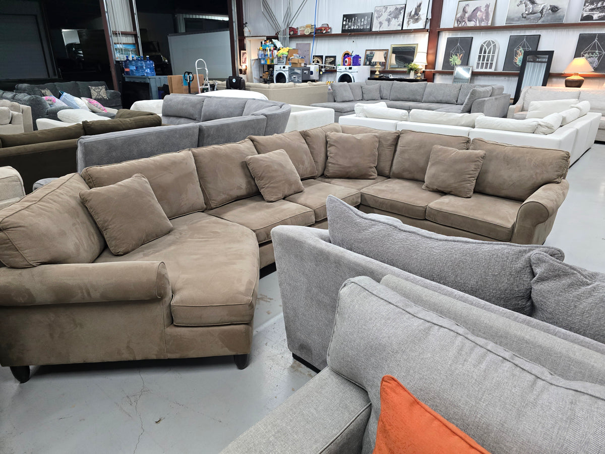 Cozy Havertys Sectional Couch with Cuddler - D105
