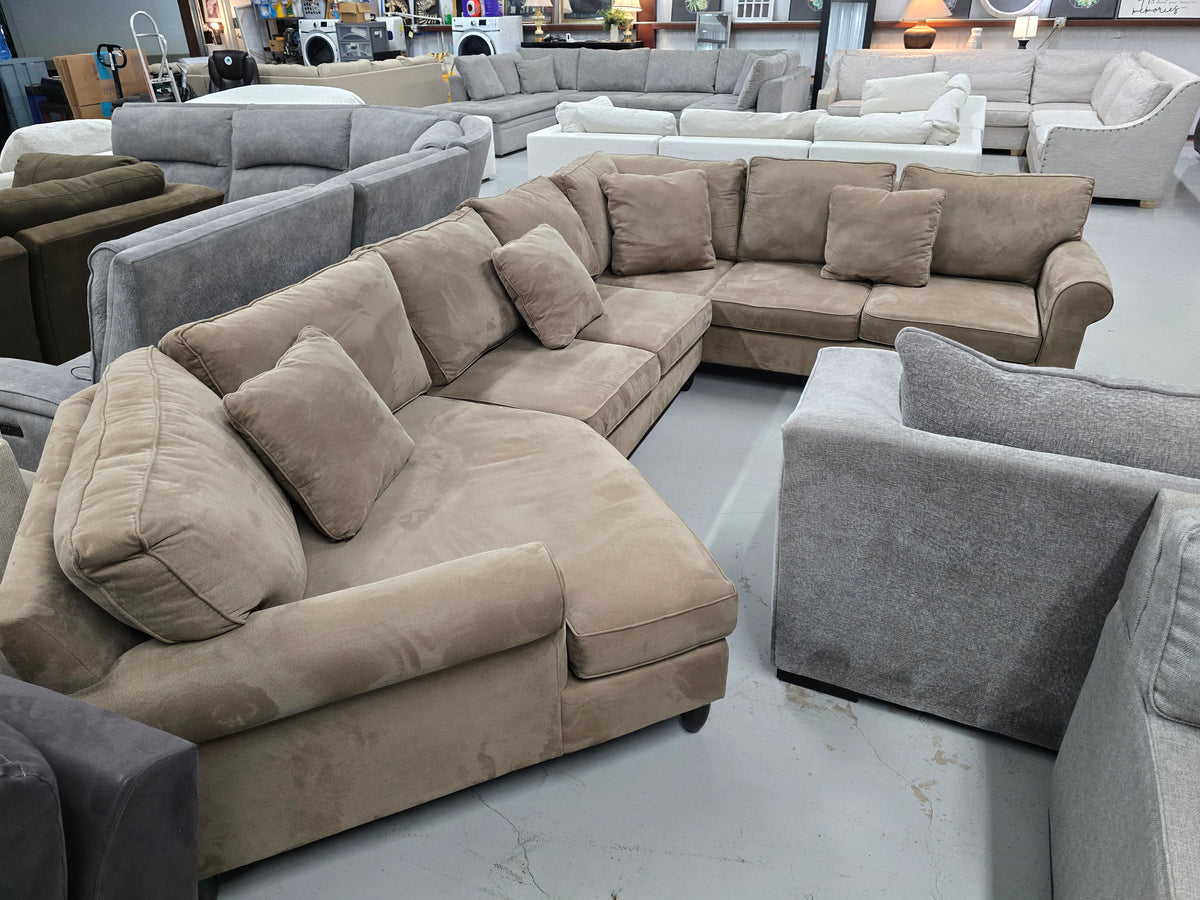 Cozy Havertys Sectional Couch with Cuddler - D105