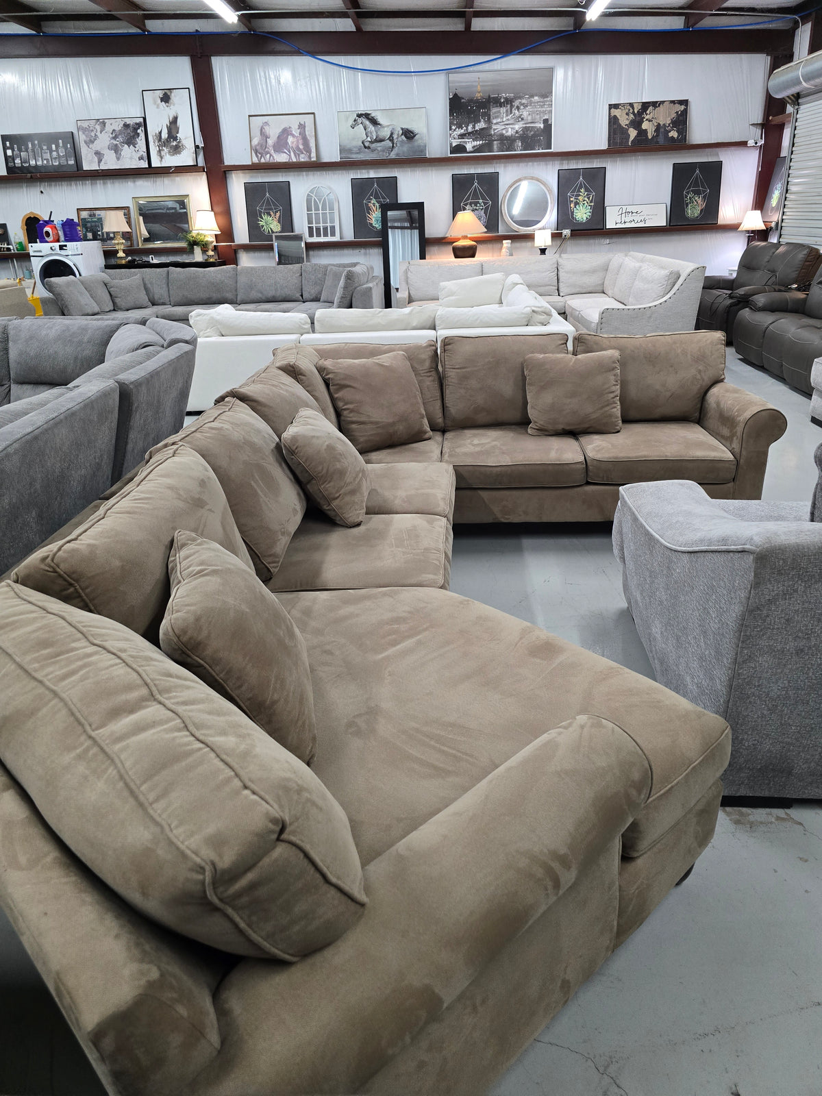 Cozy Havertys Sectional Couch with Cuddler - D105