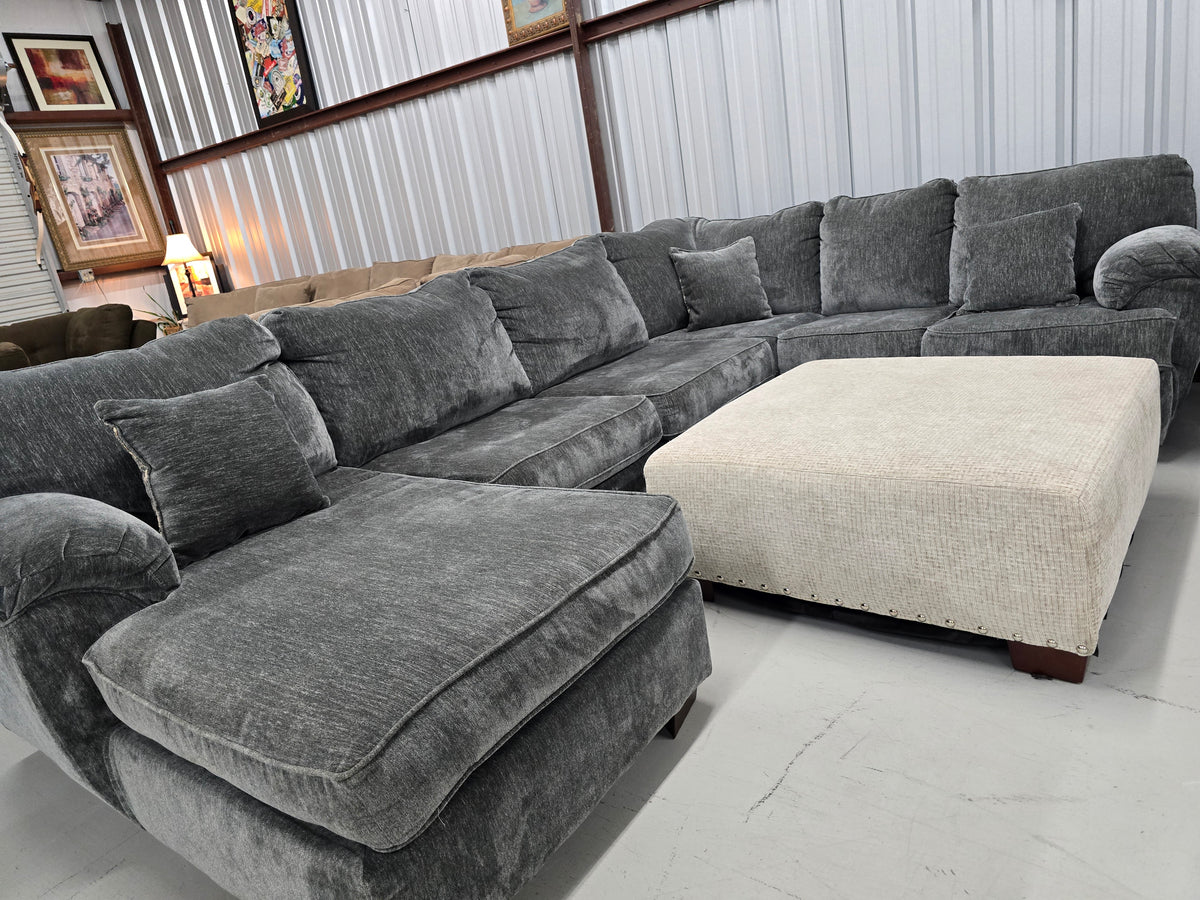 Cozy Gray U-Shaped Sectional Couch with Beige Ottoman - D103