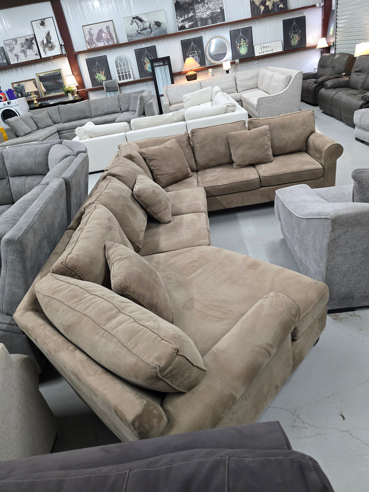 Cozy Havertys Sectional Couch with Cuddler - D105