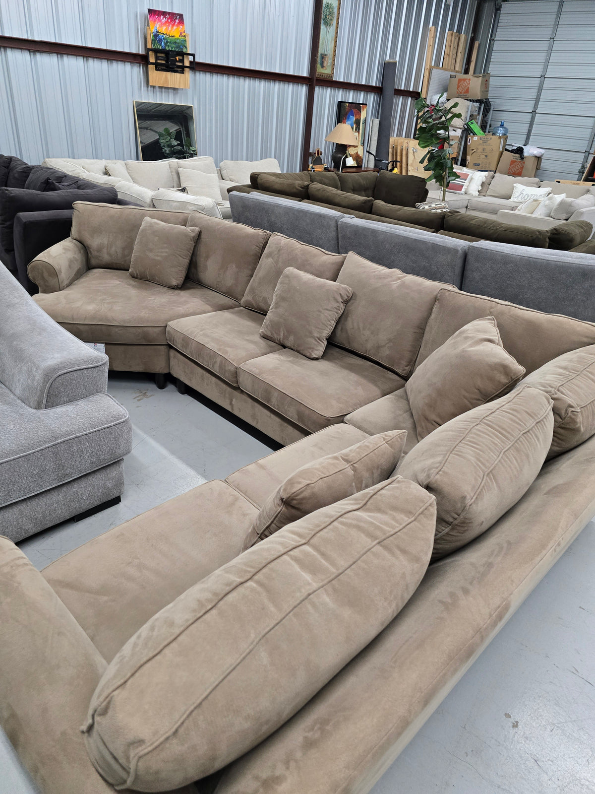 Cozy Havertys Sectional Couch with Cuddler - D105
