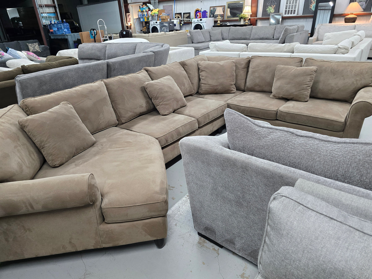 Cozy Havertys Sectional Couch with Cuddler - D105