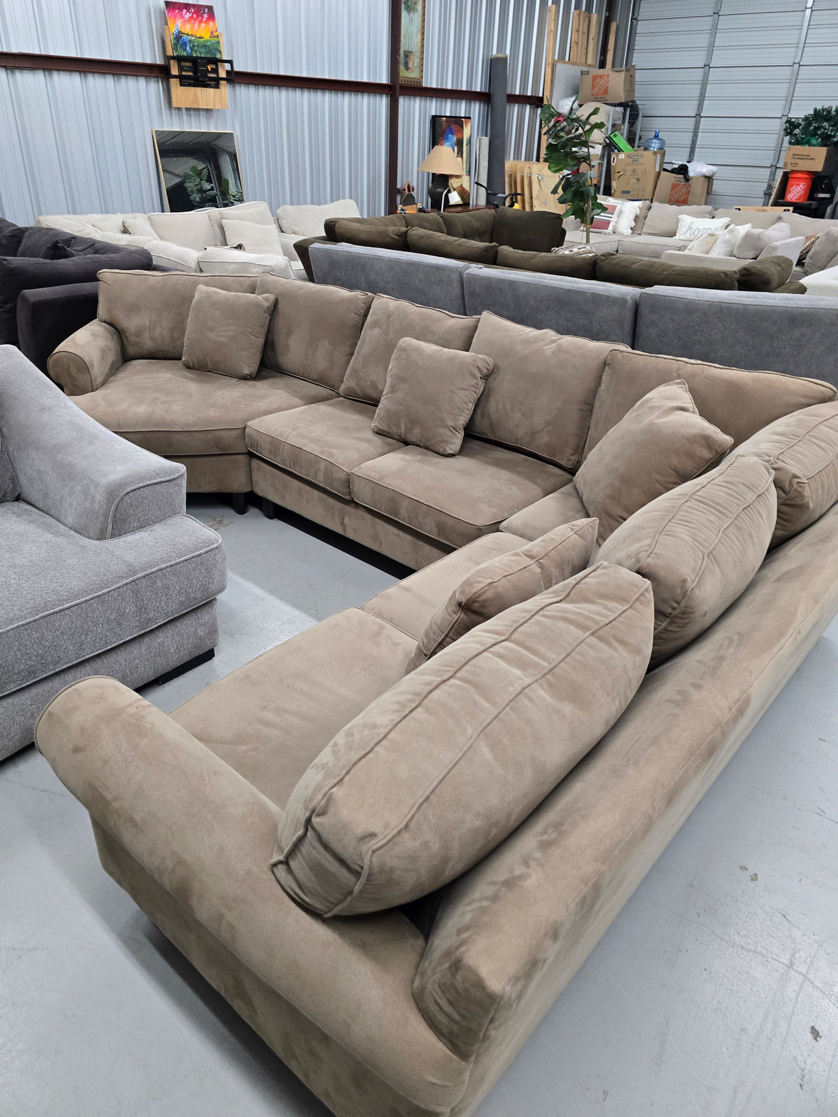 Cozy Havertys Sectional Couch with Cuddler - D105