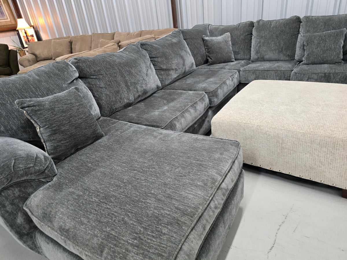 Cozy Gray U-Shaped Sectional Couch with Beige Ottoman - D103