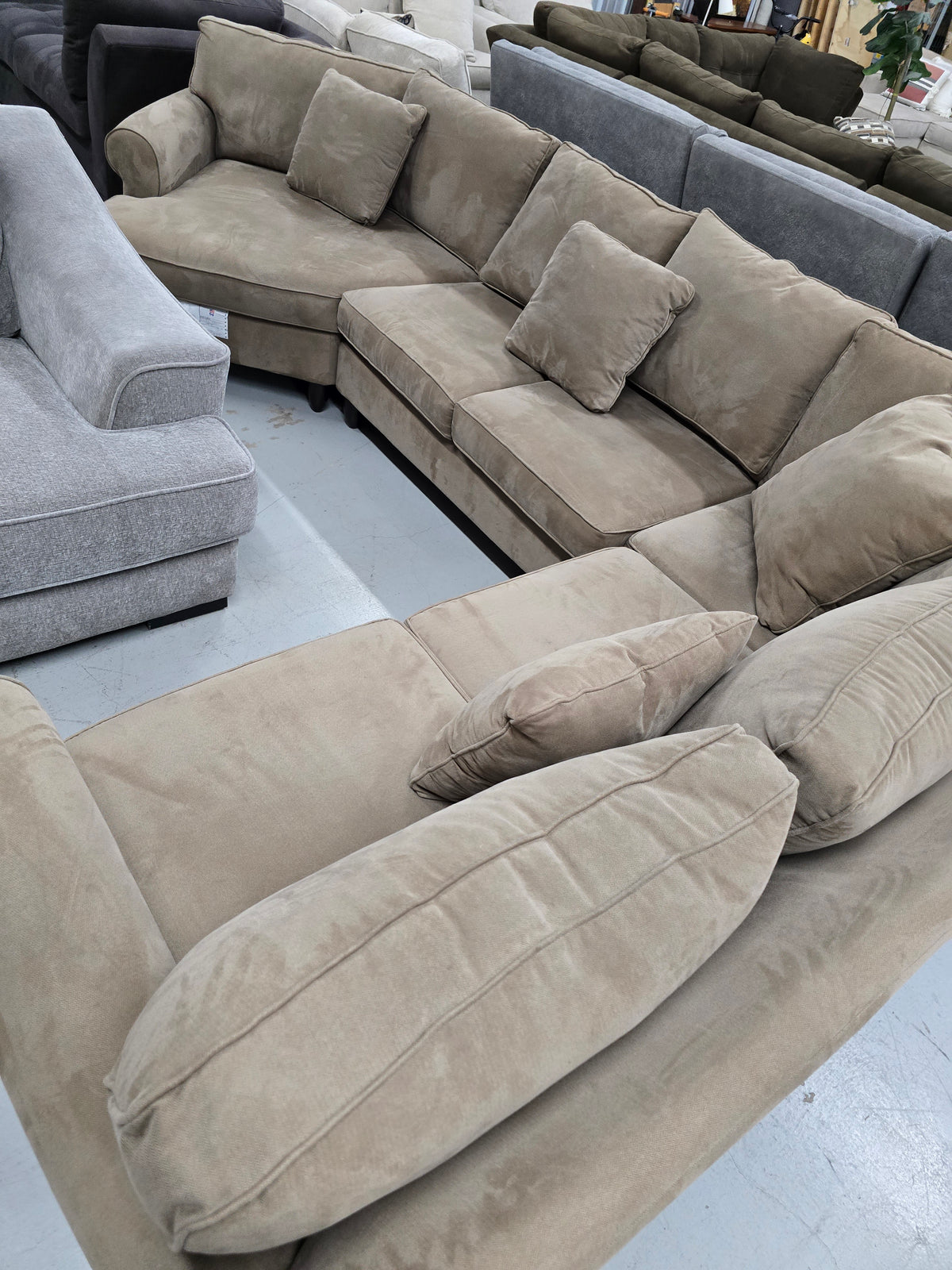Cozy Havertys Sectional Couch with Cuddler - D105