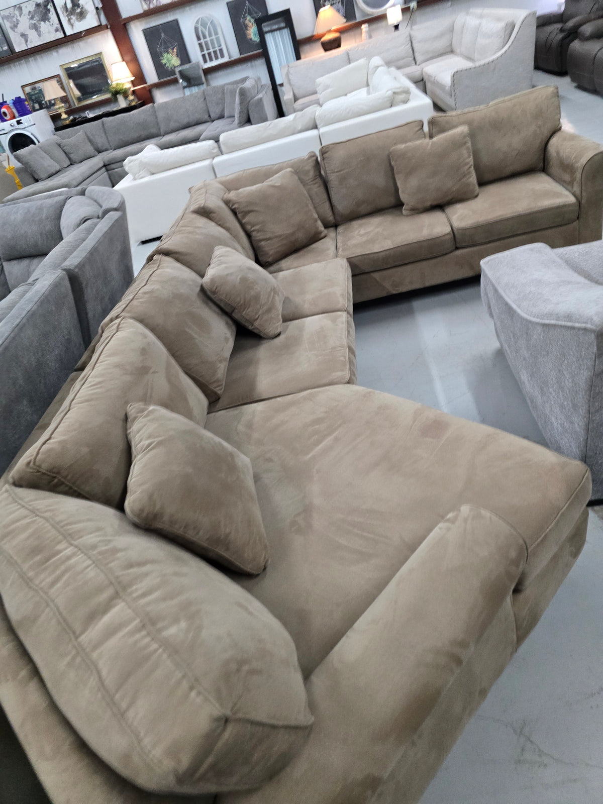 Cozy Havertys Sectional Couch with Cuddler - D105